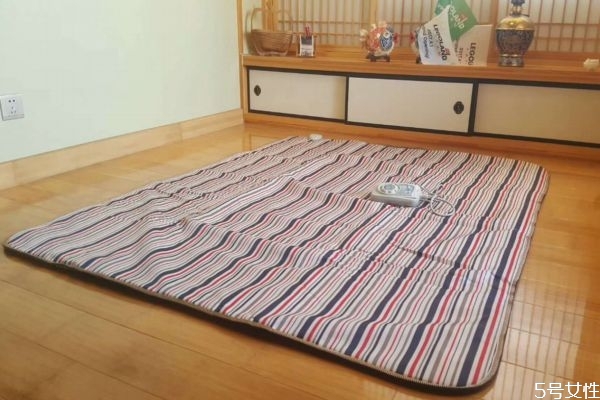 電熱毯下面可以墊棉被嗎 電熱毯可以開(kāi)一晚上嗎