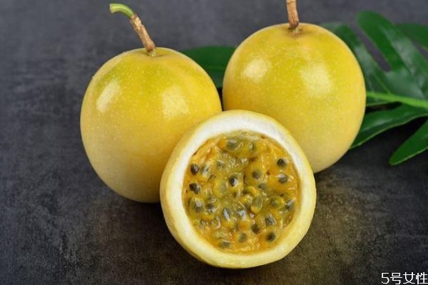 百香果泡水籽可以吃嗎 每天喝百香果泡水好嗎 百香果泡水籽可以吃嗎 每天喝百香果泡水好嗎