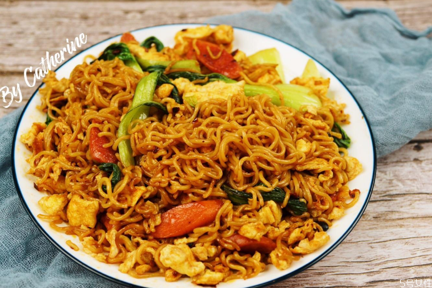 炒方便面放調(diào)料包嗎 炒方便面放什么調(diào)料 炒方便面放調(diào)料包嗎 炒方便面放什么調(diào)料