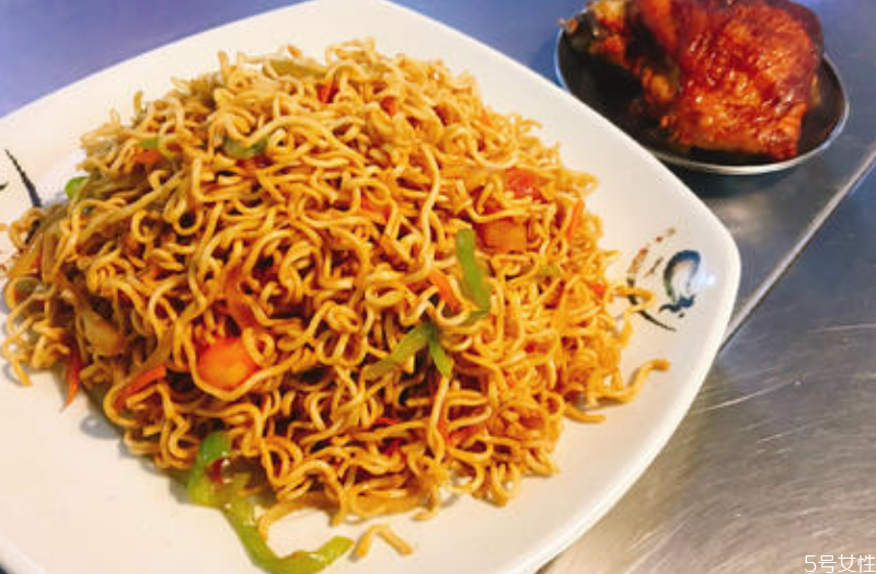 炒方便面放調(diào)料包嗎 炒方便面放什么調(diào)料 炒方便面放調(diào)料包嗎 炒方便面放什么調(diào)料