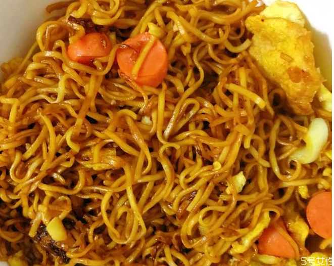 炒方便面的熱量 炒方便面和煮方便面哪個(gè)熱量高 炒方便面的熱量 炒方便面和煮方便面哪個(gè)熱量高