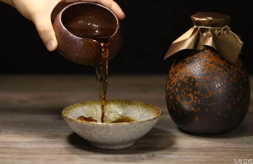 女生喝黃酒還是米酒 黃酒和米酒的區(qū)別 女生喝黃酒還是米酒 黃酒和米酒的區(qū)別
