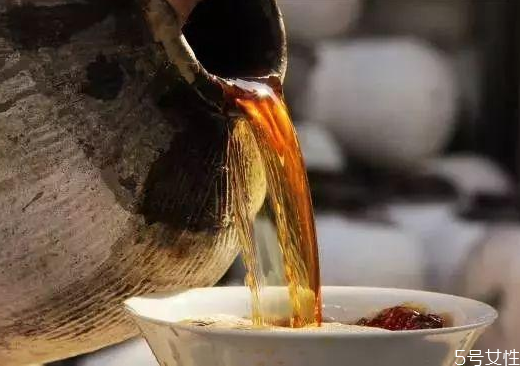 女生喝黃酒還是米酒 黃酒和米酒的區(qū)別 女生喝黃酒還是米酒 黃酒和米酒的區(qū)別