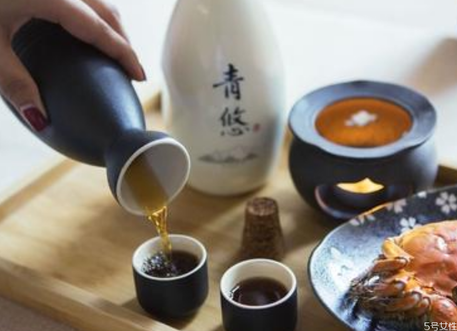 女生喝黃酒還是米酒 黃酒和米酒的區(qū)別 女生喝黃酒還是米酒 黃酒和米酒的區(qū)別