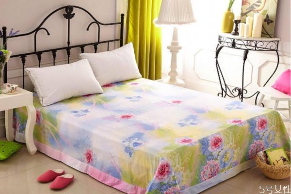 指甲油涂到床上該怎么弄 清潔指甲油的小訣竅 指甲油涂到床上該怎么弄 清潔指甲油的小訣竅