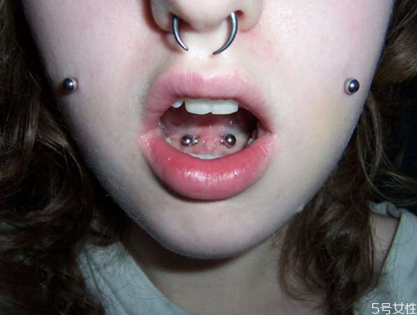 打舌釘疼的厲害不 打舌釘有沒有危害 打舌釘疼的厲害不 打舌釘有沒有危害