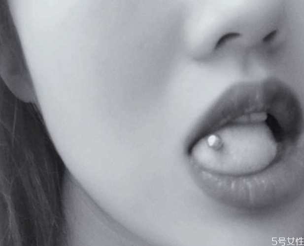 打舌釘多久可以正常吃飯 打舌釘?shù)⒄`吃飯嗎 打舌釘多久可以正常吃飯 打舌釘?shù)⒄`吃飯嗎