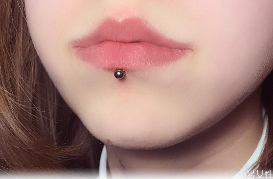 唇釘取了會漏水嗎 唇釘取下來的樣子