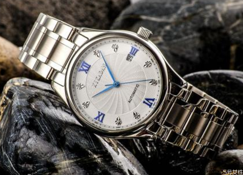 穿西裝戴什么顏色表盤 男士西裝配什么表 穿西裝戴什么顏色表盤 男士西裝配什么表