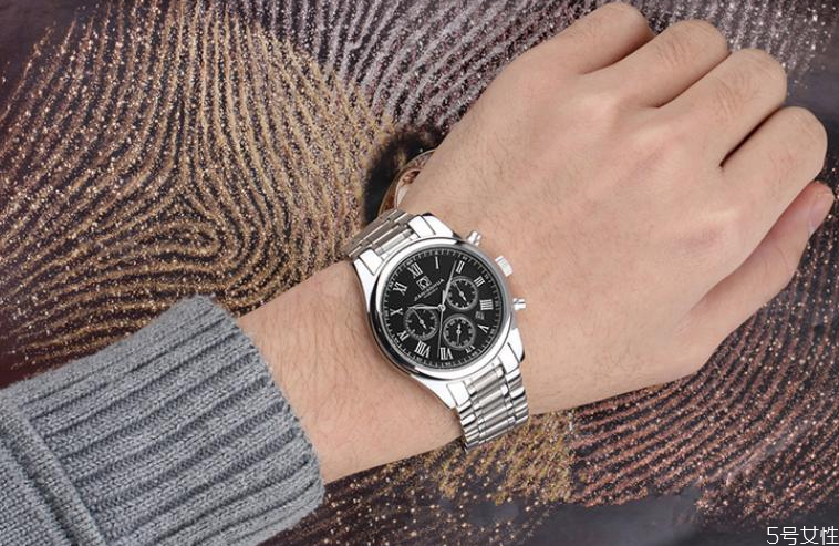 穿西裝戴什么顏色表盤 男士西裝配什么表 穿西裝戴什么顏色表盤 男士西裝配什么表