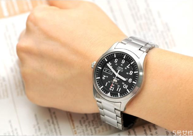 戴手表睡覺對身體有害嗎 女人戴手表的風(fēng)水禁忌 戴手表睡覺對身體有害嗎 女人戴手表的風(fēng)水禁忌