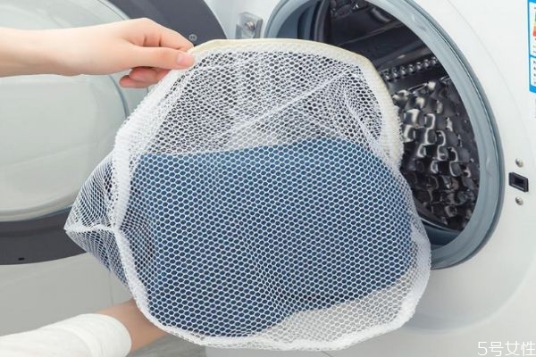 有扣子的衣服能放洗衣機(jī)嗎 洗衣服時扣子怎么處理