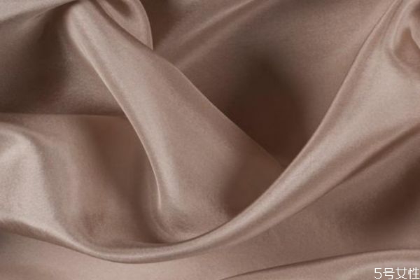 真絲怎么用掛燙機(jī)熨燙 真絲抽絲怎樣處理 真絲怎么用掛燙機(jī)熨燙 真絲抽絲怎樣處理