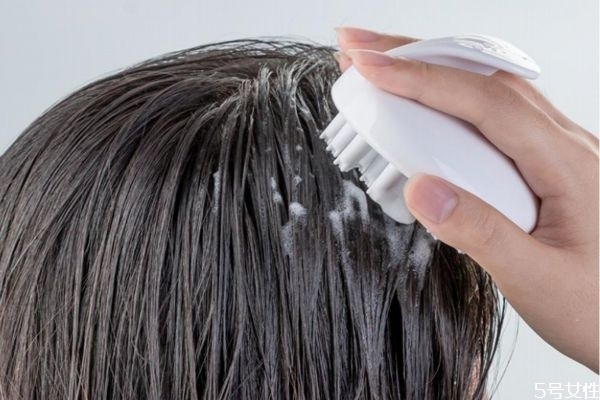 經(jīng)常洗頭發(fā)頭發(fā)會(huì)長(zhǎng)的更快嗎 天天洗頭發(fā)會(huì)脫發(fā)嗎 經(jīng)常洗頭發(fā)頭發(fā)會(huì)長(zhǎng)的更快嗎 天天洗頭發(fā)會(huì)脫發(fā)嗎