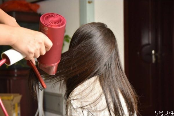 吹風(fēng)機可以連續(xù)吹幾個小時 吹風(fēng)機開一晚上會怎樣 吹風(fēng)機可以連續(xù)吹幾個小時 吹風(fēng)機開一晚上會怎樣