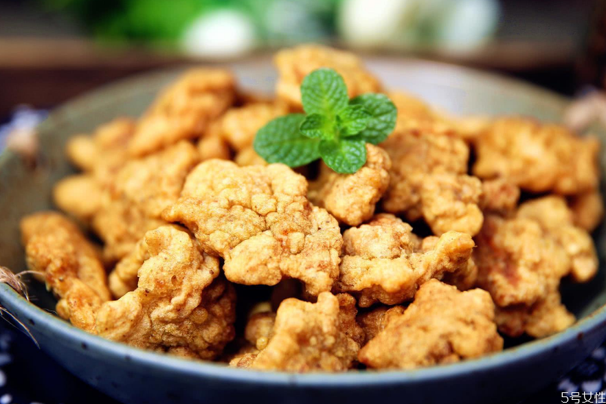 炸酥肉用什么油 酥肉怎么炸才好吃 炸酥肉用什么油 酥肉怎么炸才好吃