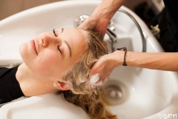 經(jīng)常洗頭發(fā)頭發(fā)會(huì)長(zhǎng)的更快嗎 天天洗頭發(fā)會(huì)脫發(fā)嗎 經(jīng)常洗頭發(fā)頭發(fā)會(huì)長(zhǎng)的更快嗎 天天洗頭發(fā)會(huì)脫發(fā)嗎