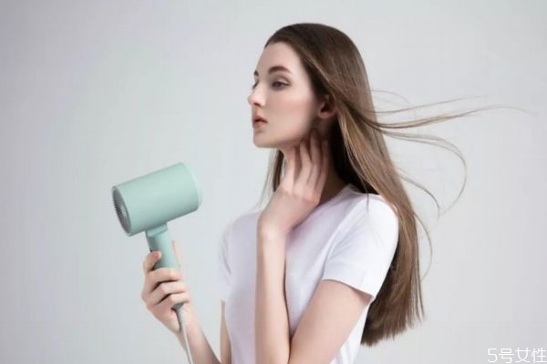 吹風(fēng)機可以連續(xù)吹幾個小時 吹風(fēng)機開一晚上會怎樣 吹風(fēng)機可以連續(xù)吹幾個小時 吹風(fēng)機開一晚上會怎樣