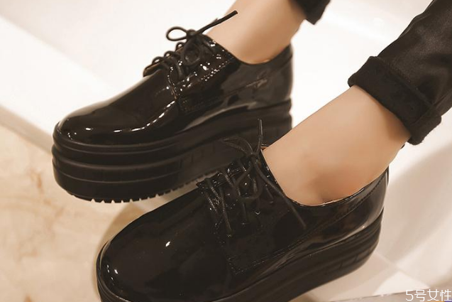 厚底鞋適合什么人穿 厚底鞋什么褲子好看 厚底鞋適合什么人穿 厚底鞋什么褲子好看
