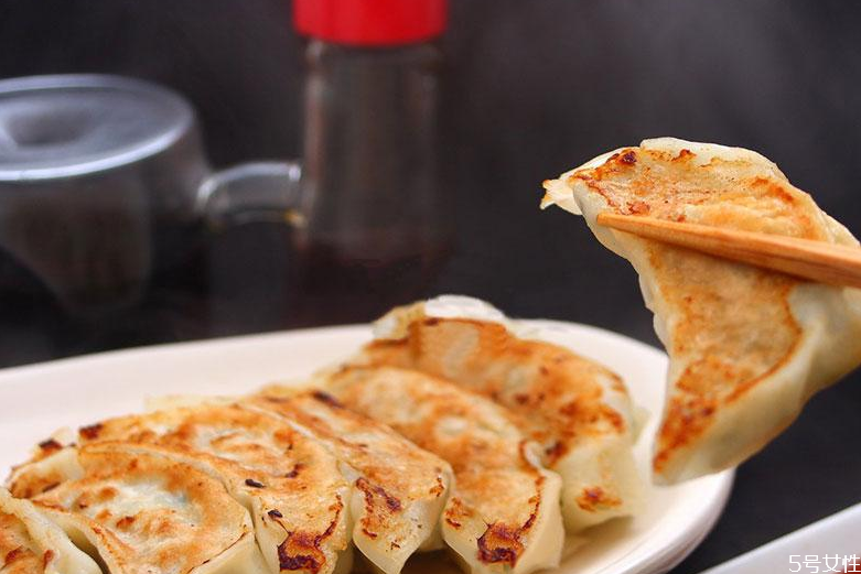 鍋貼的煎制方法 煎鍋貼的小竅門 鍋貼的煎制方法 煎鍋貼的小竅門