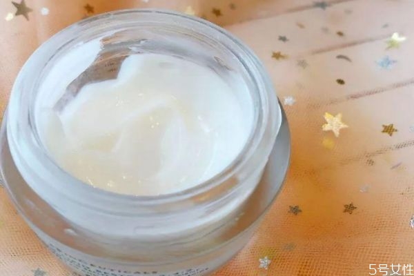 ?長(zhǎng)期不用面霜會(huì)有什么后果 使用保濕面霜的方法