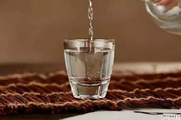 白酒喝了再喝啤酒可以嗎 白酒和啤酒一起喝有什么危害 白酒喝了再喝啤酒可以嗎 白酒和啤酒一起喝有什么危害