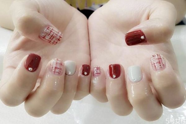 指甲油可以天天涂嗎 自己涂指甲油的技巧 指甲油可以天天涂嗎 自己涂指甲油的技巧