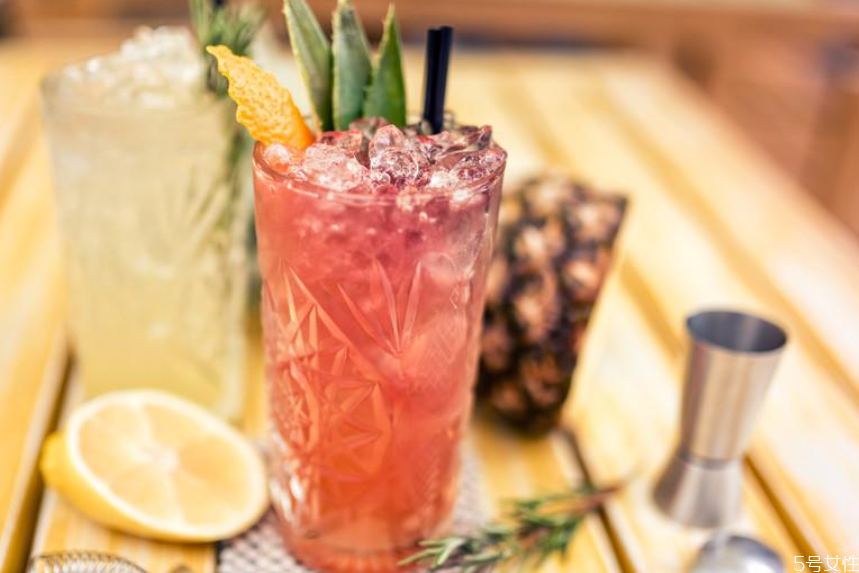 雞尾酒為什么被稱為雞尾酒 雞尾酒為什么會分層 雞尾酒為什么被稱為雞尾酒 雞尾酒為什么會分層