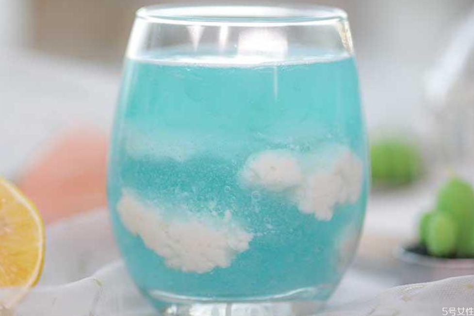 雞尾酒為什么被稱為雞尾酒 雞尾酒為什么會分層 雞尾酒為什么被稱為雞尾酒 雞尾酒為什么會分層