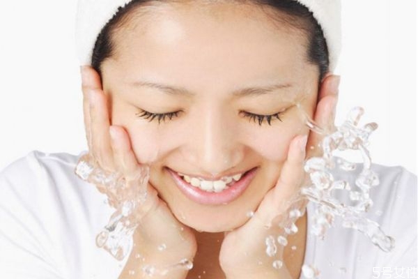 不用洗面奶洗臉會長痘嗎 不用洗面奶洗臉好嗎