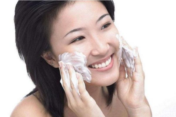 不用洗面奶洗臉會(huì)長(zhǎng)痘嗎 不用洗面奶洗臉好嗎 不用洗面奶洗臉會(huì)長(zhǎng)痘嗎 不用洗面奶洗臉好嗎