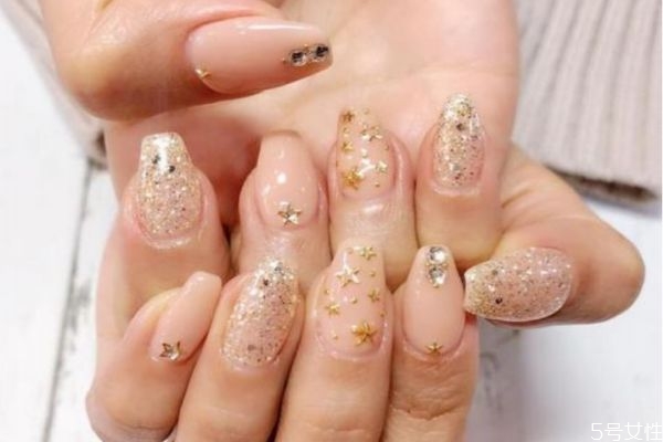 卸甲水卸甲油膠需要多長時(shí)間 甲油膠的正確卸除方法 卸甲水卸甲油膠需要多長時(shí)間 甲油膠的正確卸除方法