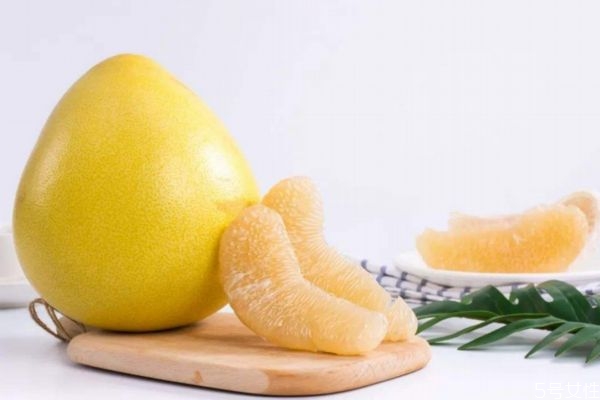 柚子底部有個洞還能吃嗎 柚子吃了上火還是降火 柚子底部有個洞還能吃嗎 柚子吃了上火還是降火