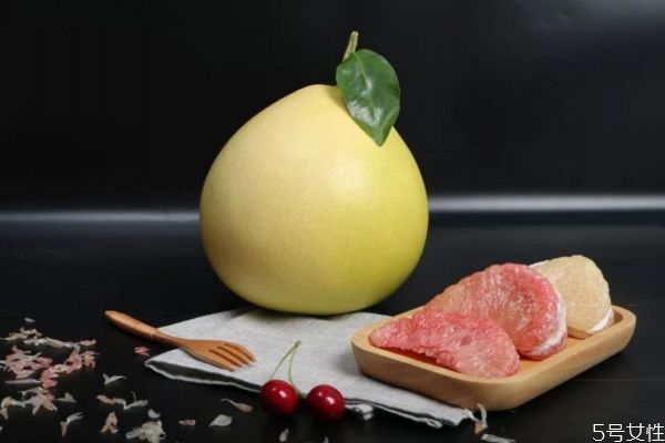 柚子底部有個洞還能吃嗎 柚子吃了上火還是降火 柚子底部有個洞還能吃嗎 柚子吃了上火還是降火