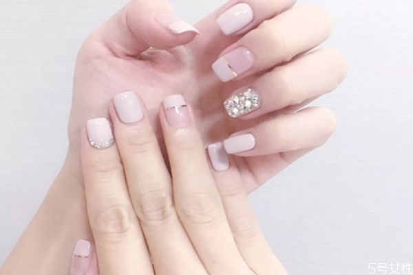 白色法式美甲怎么畫 百搭法式美甲教程 白色法式美甲怎么畫 百搭法式美甲教程