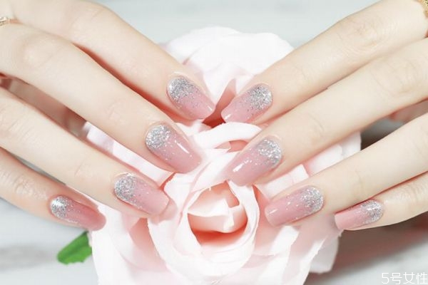 美甲掉了可以免費(fèi)補(bǔ)嗎 美甲長(zhǎng)出來(lái)一截怎么辦