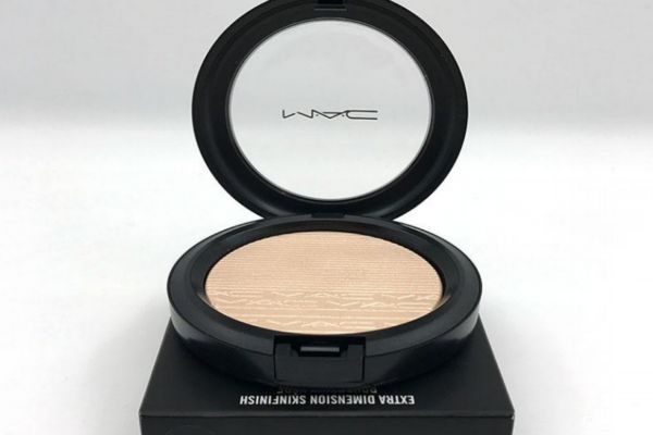 mac的獨角獸高光和生姜高光哪一個好 生姜和獨角獸對比 mac的獨角獸高光和生姜高光哪一個好 生姜和獨角獸對比