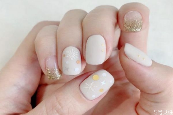 白色美甲變黃怎么清洗 白色磨砂美甲臟了怎么辦