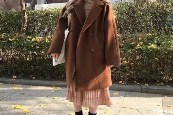 大衣配裙子穿好看嗎 連衣裙搭配什么外套好看 大衣配裙子穿好看嗎 連衣裙搭配什么外套好看