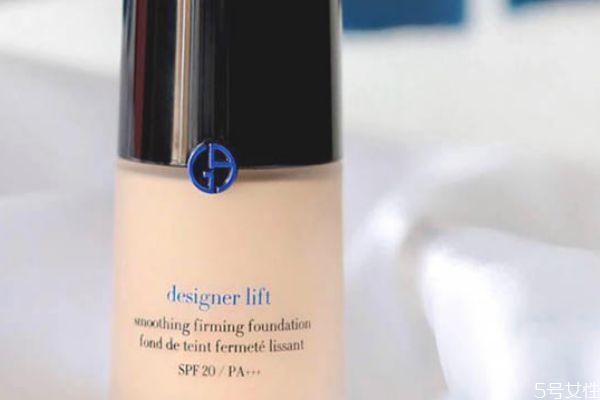 阿瑪尼粉底液藍標2號色和3號色區(qū)別 阿瑪尼粉底液用法 阿瑪尼粉底液藍標2號色和3號色區(qū)別 阿瑪尼粉底液用法