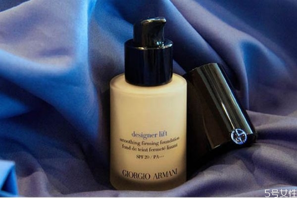 阿瑪尼粉底液藍標2號色和3號色區(qū)別 阿瑪尼粉底液用法 阿瑪尼粉底液藍標2號色和3號色區(qū)別 阿瑪尼粉底液用法