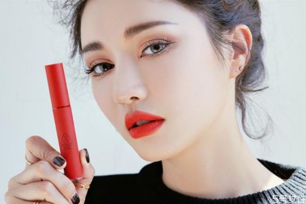 3ce絲絨唇釉和云朵唇釉哪個好 3ce絲絨唇釉防水嗎 3ce絲絨唇釉和云朵唇釉哪個好 3ce絲絨唇釉防水嗎