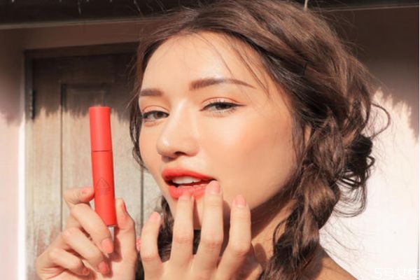 3ce絲絨唇釉和云朵唇釉哪個好 3ce絲絨唇釉防水嗎 3ce絲絨唇釉和云朵唇釉哪個好 3ce絲絨唇釉防水嗎