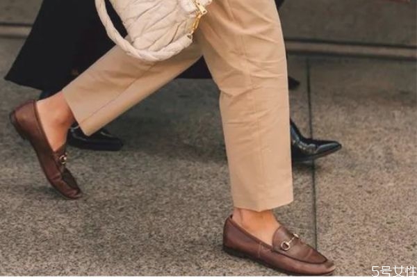 樂福鞋和穆勒鞋有啥區(qū)別 樂福鞋和皮鞋區(qū)別 樂福鞋和穆勒鞋有啥區(qū)別 樂福鞋和皮鞋區(qū)別