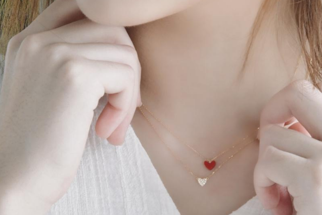 ahkah小紅心項鏈多少錢？ahkah紅心鎖骨鏈專柜價格