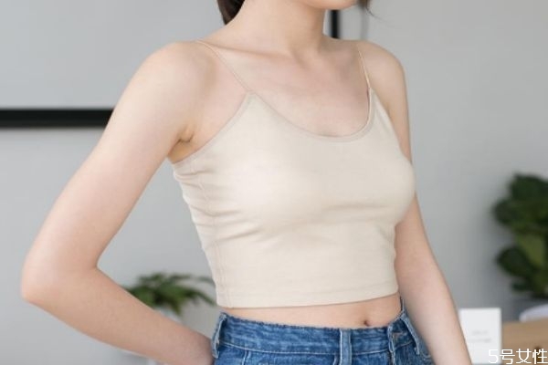 小背心和胸罩有什么區(qū)別 吊帶背心不用穿文胸嗎 小背心和胸罩有什么區(qū)別 吊帶背心不用穿文胸嗎