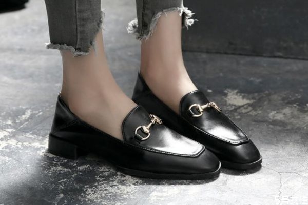 樂福鞋穿久了會(huì)變大嗎 男士樂福鞋怎么搭配