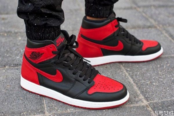 穿aj1高幫后面卡腳脖子疼 aj1磨腳后跟怎么辦 穿aj1高幫后面卡腳脖子疼 aj1磨腳后跟怎么辦