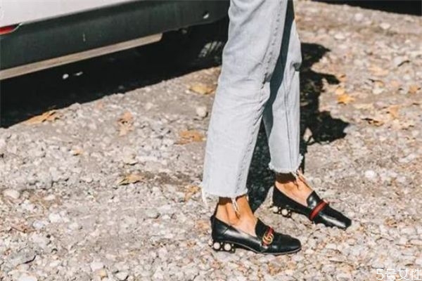 樂福鞋穿久了會(huì)變大嗎 男士樂福鞋怎么搭配