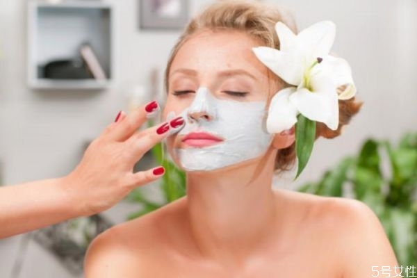 皮膚太干缺水會(huì)長痘嗎 皮膚缺水的癥狀有哪些 皮膚太干缺水會(huì)長痘嗎 皮膚缺水的癥狀有哪些